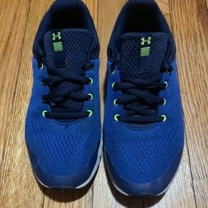 Shoes Under Armour kids Size 4